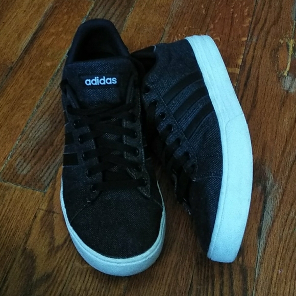 black Adidas - Picture 1 of 3
